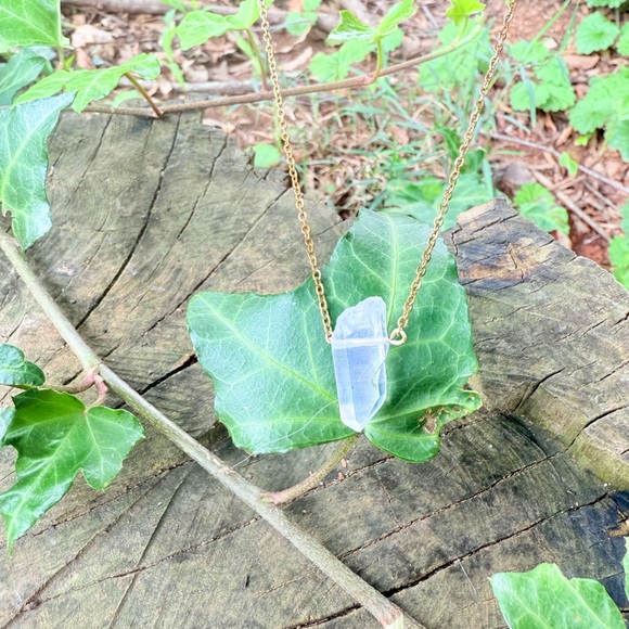 Lavender aura Quartz crystal necklace - Picture 3 of 5